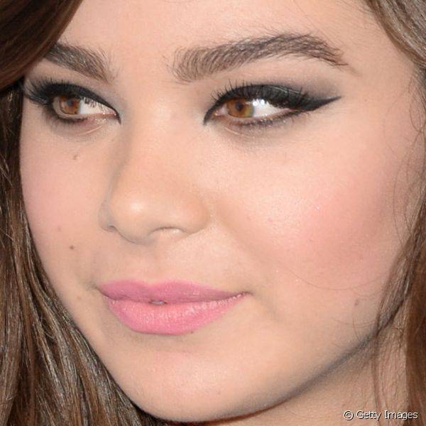 No Teen Choice Awards, em agosto de 2014, Hailee estreitou ainda mais seus olhos finos com sombra puxadinha para o canto externo